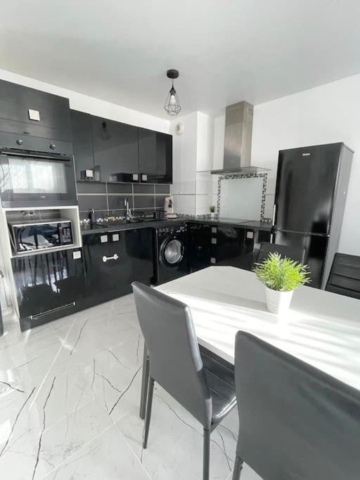 Ferienwohnung Grand F3 A 30Mn De Paris - Terrasse + Parking Prive Saint-Ouen-l'Aumone Exterior foto